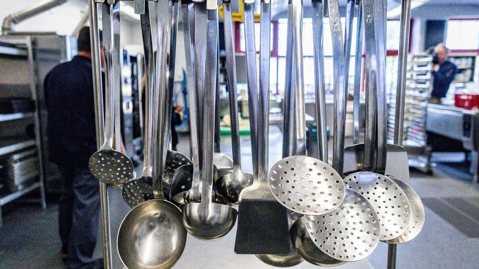 Ein junger Koch verbrüht sich beim Kochen von Spätzle. (Symbolbild) (Foto: Axel Heimken/dpa)