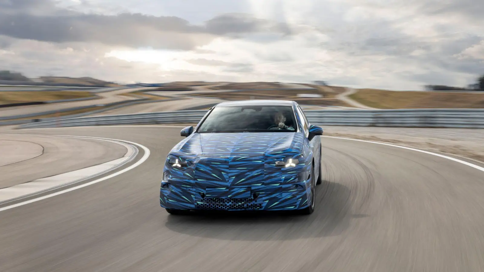 Die elektrische C-Klasse soll laut Hersteller über 750 Kilometer Reichweite verfügen und binnen zehn Minuten Strom für 300 Kilometer nachladen. (Foto: Mercedes-Benz AG/dpa-tmn)