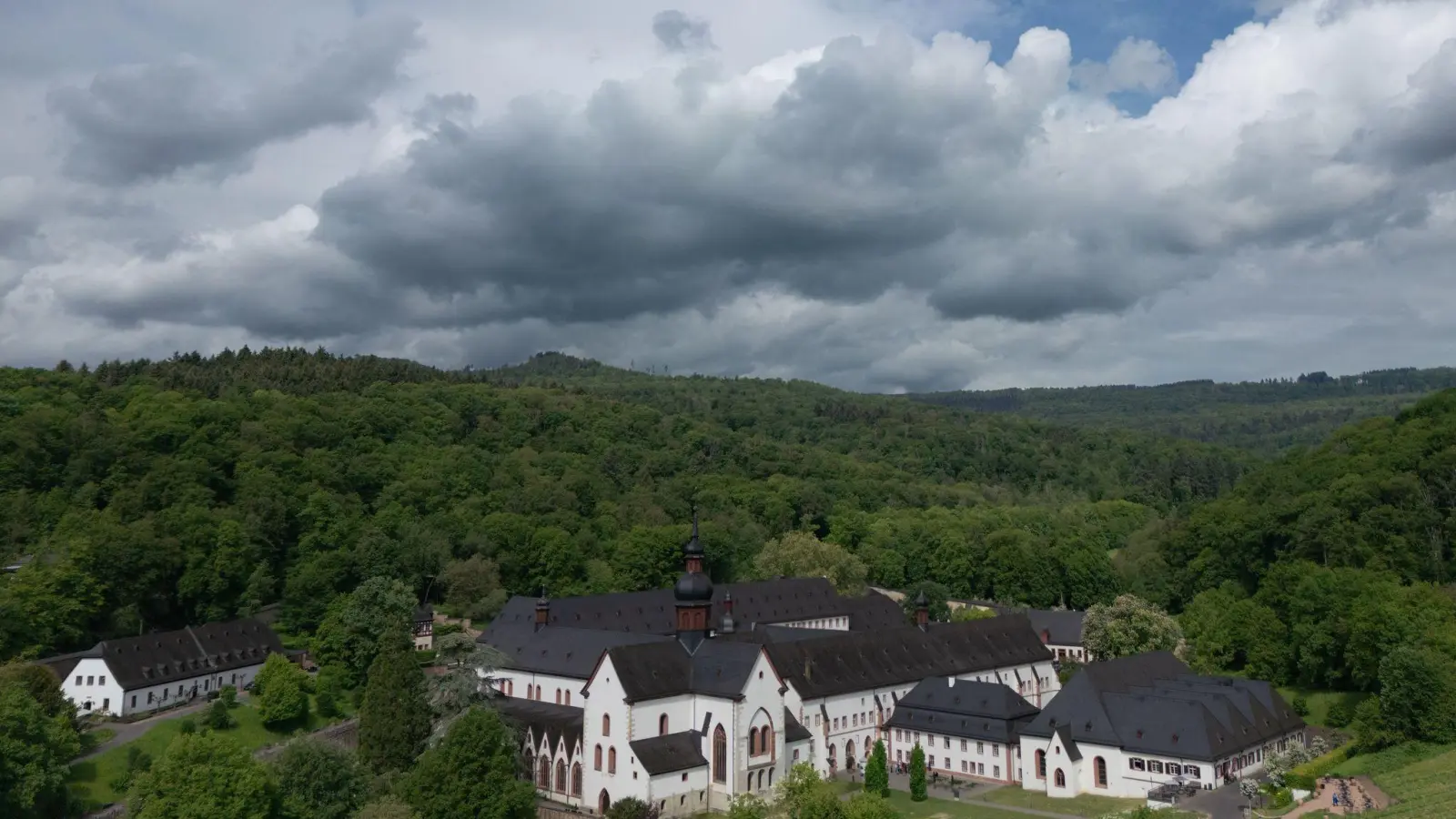 Dunkle Wolken können heute Gewitter und Starkregen bringen.   (Foto: Boris Roessler/dpa)