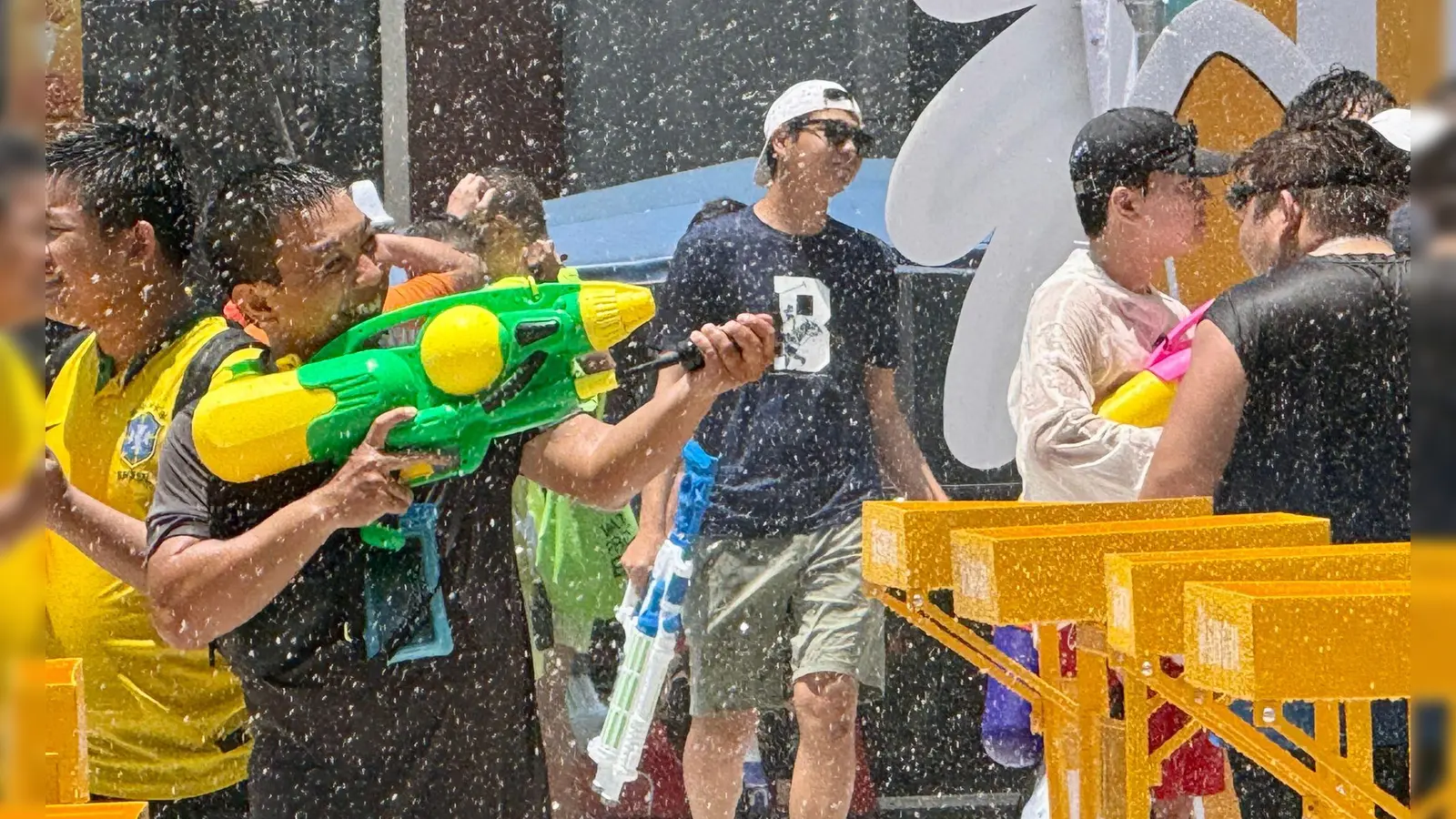 Bei der großen Hitze bieten die Wasserschlachten eine willkommene Abkühlung. (Foto: Carola Frentzen/dpa)