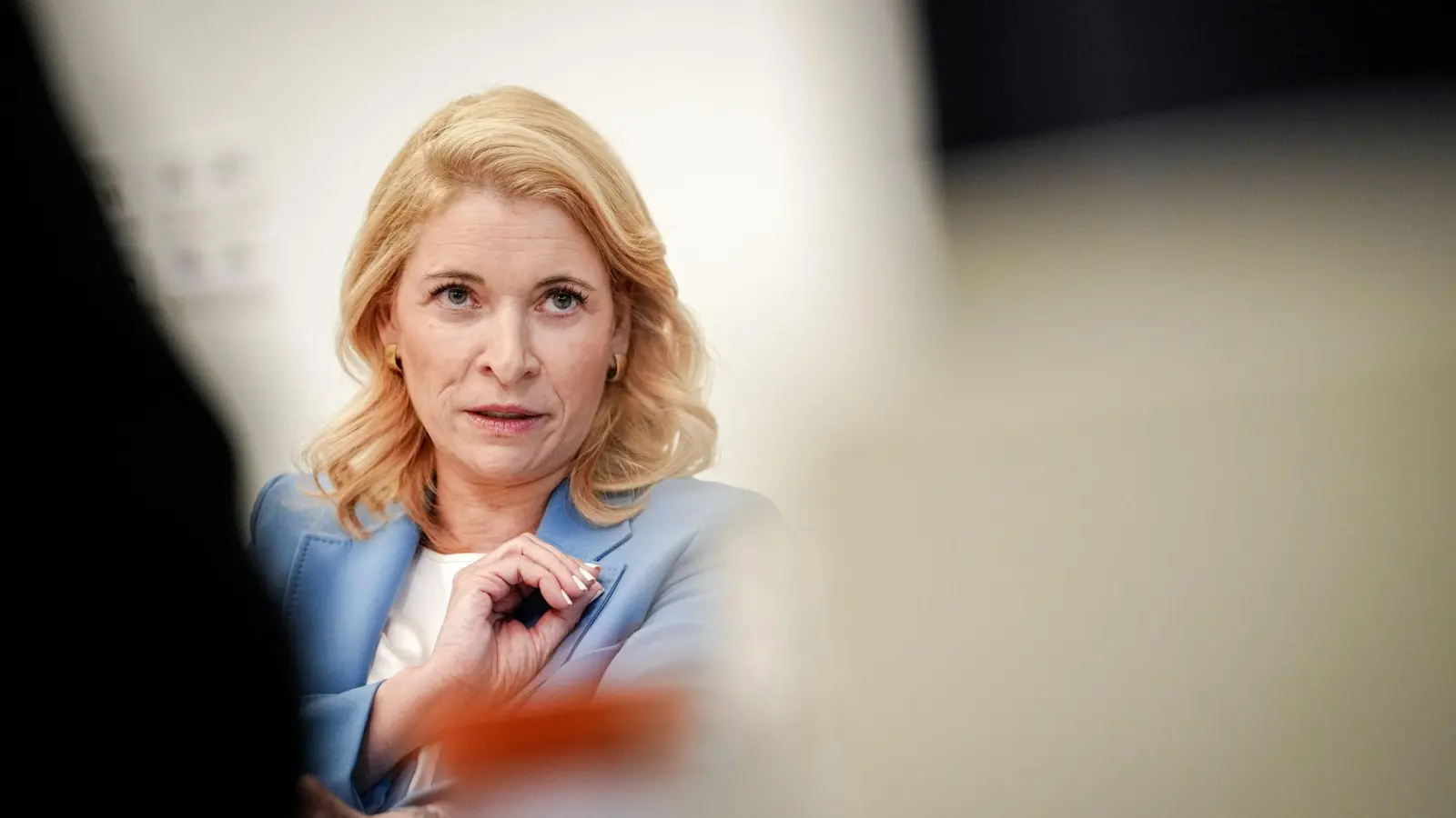 Bahn-Chefin Evelyn Palla erklärte, dass die Lage mit einem Notfallsystem stabilisiert worden sei. (Archivbild) (Foto: Kay Nietfeld/dpa)