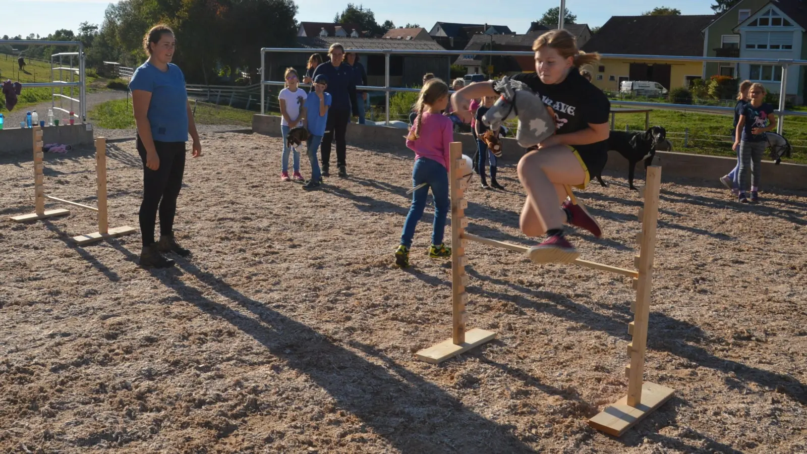 Mit dem Steckenpferd über ein Hindernis: Auf der Reitanlage in Kröttenbach fand in dieser Woche ein Hobby-Horse-Training statt. (Foto: Peter Tippl)