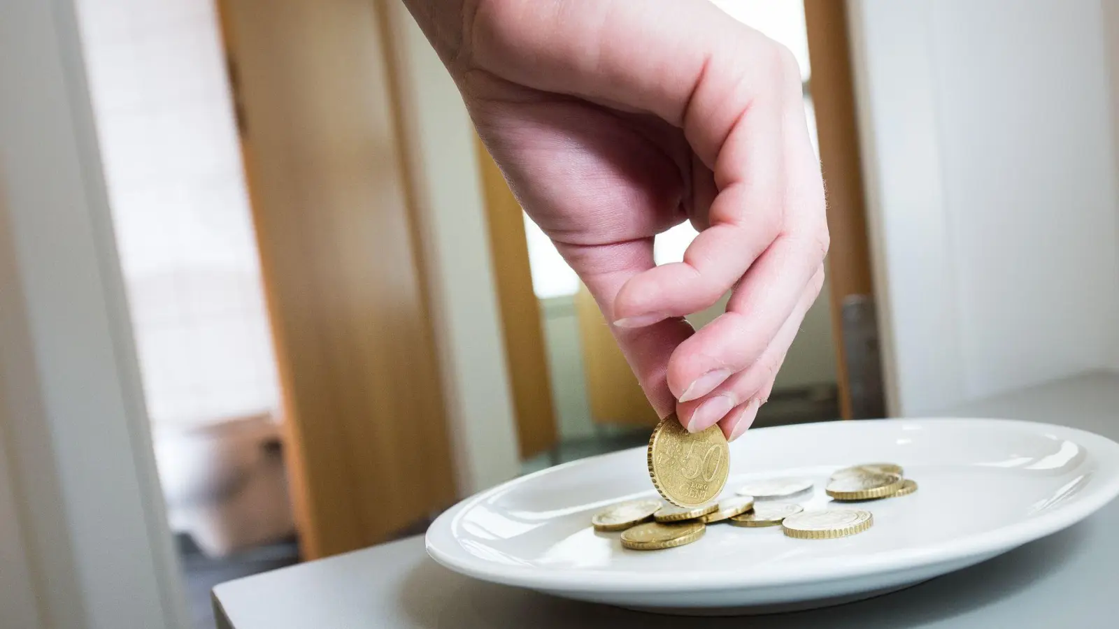 Gastronomen dürfen Nicht-Gästen die Toilettennutzung gegen eine Gebühr erlauben, Gäste hingegen nutzen sie kostenfrei. (Foto: Franziska Gabbert/dpa-tmn)