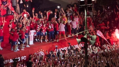 Die Spieler von Olympiakos Piräus feiern mit ihren Fans den Sieg im Conference-League-Finale. (Foto: Michael Varaklas/AP)