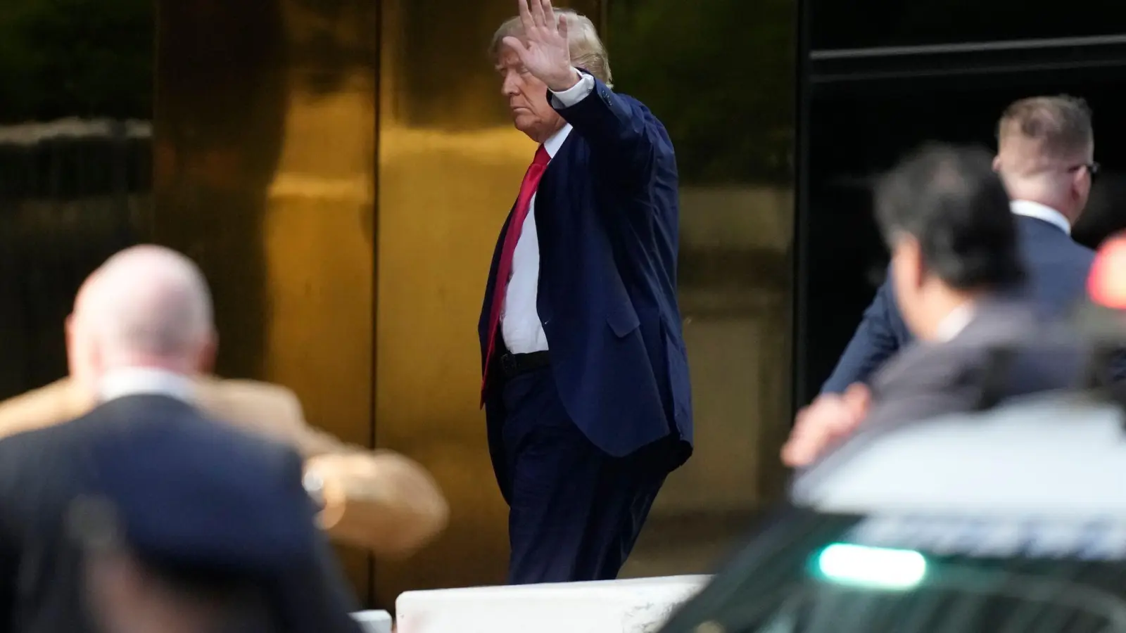 Ex-US-Präsident Donald Trump kommt vor der Anklageverlesung am Trump Tower in New York an. (Foto: Bryan Woolston/FR171481 AP/AP)