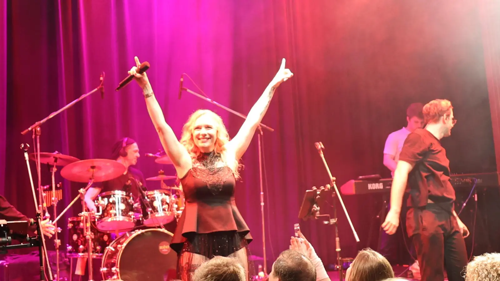 Die Kammerspiele beherbergten gleich drei Acts. Im Saal sorgte die Band „Deafact” bis etwa 2.30 Uhr mit Party-Hits für ausgelassene Stimmung. (Foto: Zeynel Dönmez)