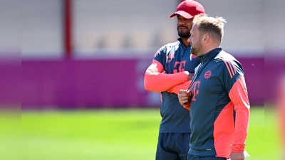 Beim Abschlusstraining in München war der gesperrte Cheftrainer Vincent Kompany noch ganz normal dabei. Rechts sein Assistent Aaron Danks, der im Pariser Prinzenpark die Chefrolle übernehmen wird. (Foto: Sven Hoppe/dpa)