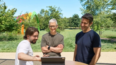 Anton Baranov (l) zeigte seine App sowohl Apple-Chef Tim Cook (M) als auch dessen designiertem Nachfolger John Ternus. (Foto: -/Apple/dpa)