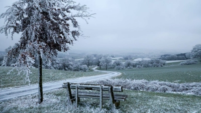 Frostig wird es über Weihnachten - und im Süden fällt doch ein wenig Schnee.  (Foto: Thomas Warnack/dpa)