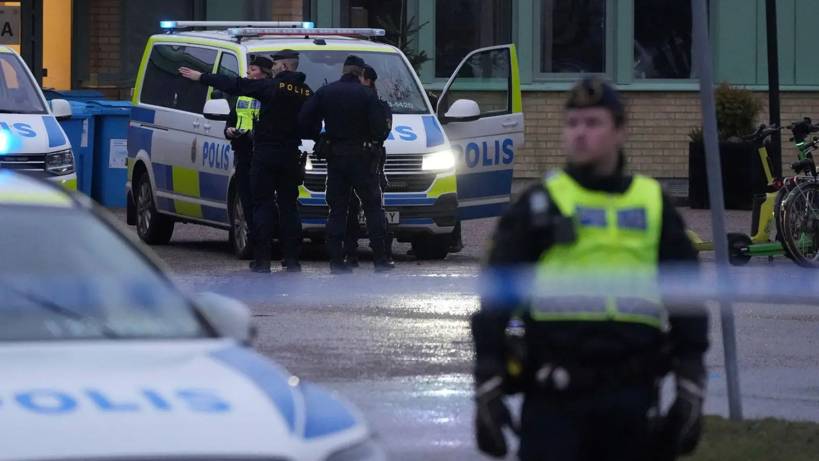 Die Tat ereignete sich am Campus Risbergska, einer Einrichtung für Erwachsenenbildung. (Foto: Sergei Grits/AP/dpa)