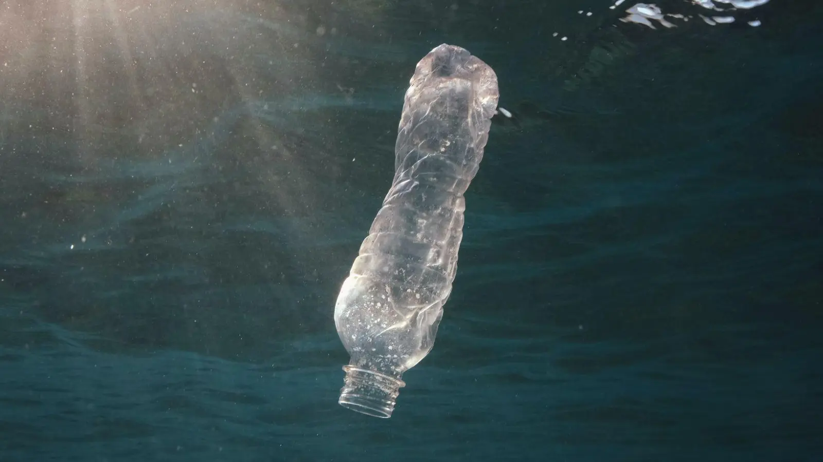 Eine Flasche treibt im Meer - wie hier vor Ägypten.  (Foto: Andrey Nekrasov/ZUMA Press Wire/dpa)