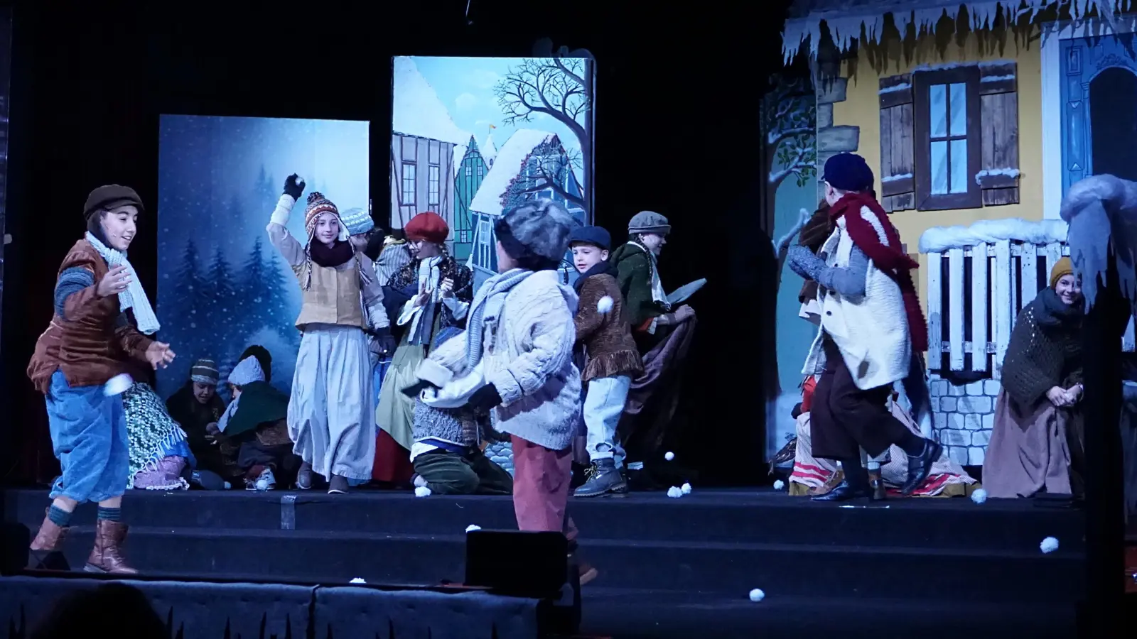 Fast fror es auch das Publikum bei dieser zünftigen Schneeballschlacht. (Foto: Andrea Walke)