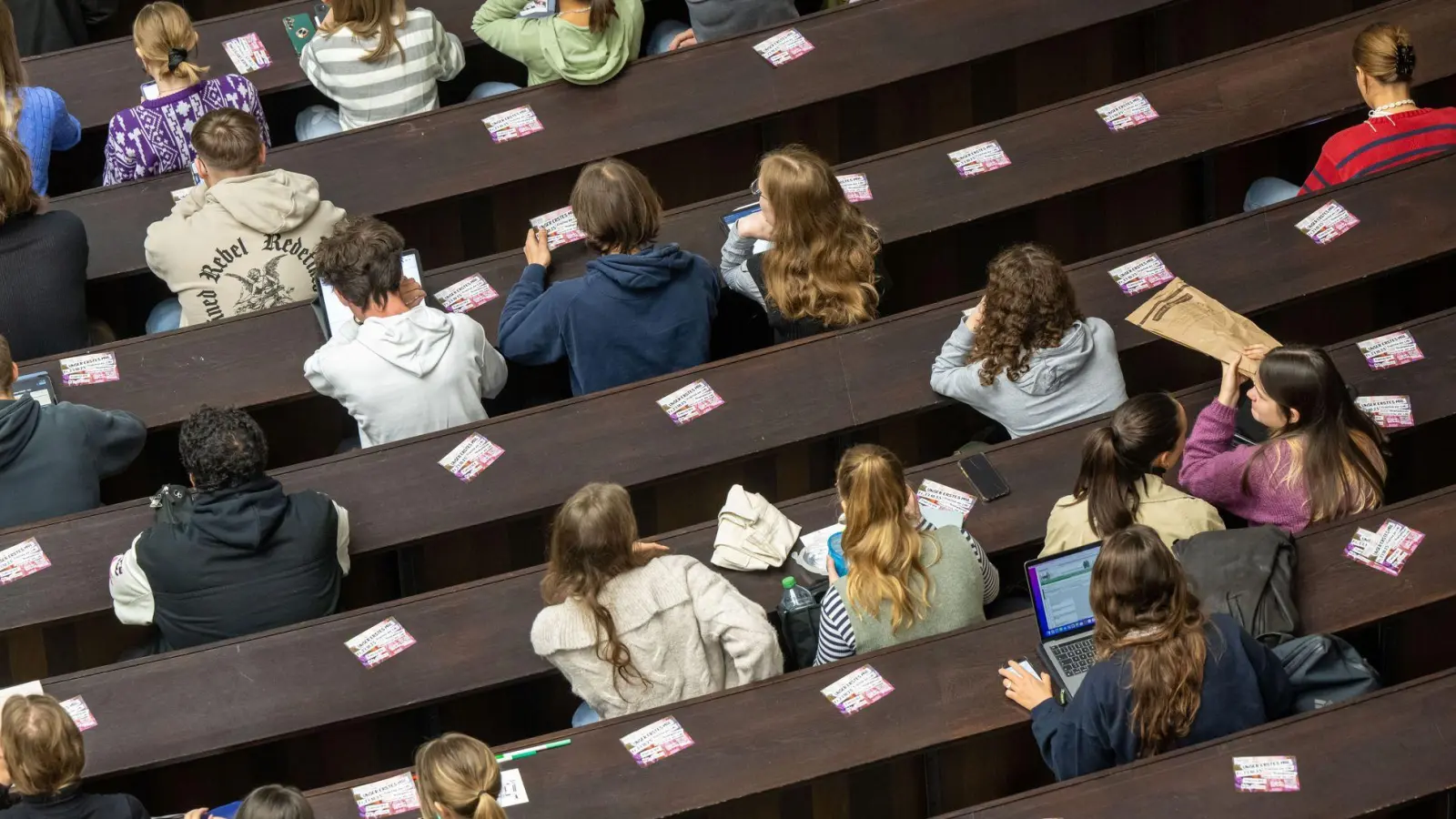 Die Zahl der Studienangebote, die jeder studieren darf, wächst weiter. (Archivbild) (Foto: Peter Kneffel/dpa)