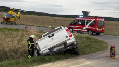 Ein Auto landete bei Ulsenheim im Graben. Auch ein Rettungshubschrauber war im Einsatz. (Foto: Kreisfeuerwehrverband)