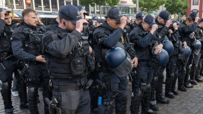 Polizisten trauern auf dem Mannheimer Marktplatz um ihren getöteten Kollegen. (Foto: Boris Roessler/dpa)