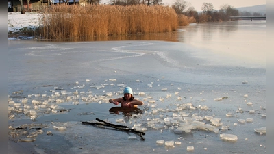 Die Ansbacherin Beate Grötsch beim Eisbaden in Gern bei Ornbau im Landkreis Ansbach: Sie trägt zum Bikini eine Mütze, um nicht zu sehr über den Kopf auszukühlen. (Foto: Johannes Vetter)