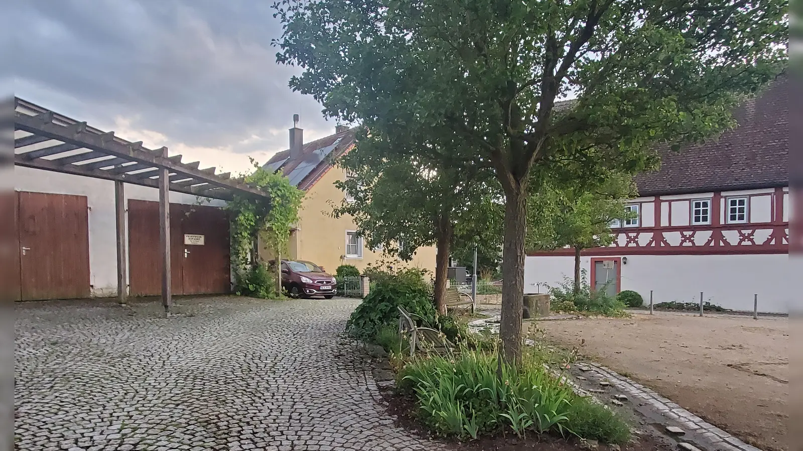 Links mit dem vorgesetzten Holzspalier das Feuerwehrhaus – dem möglichen künftigen Dorfzentrum, rechts das Rathaus von Bullenheim. (Foto: Ulrike Ganter)