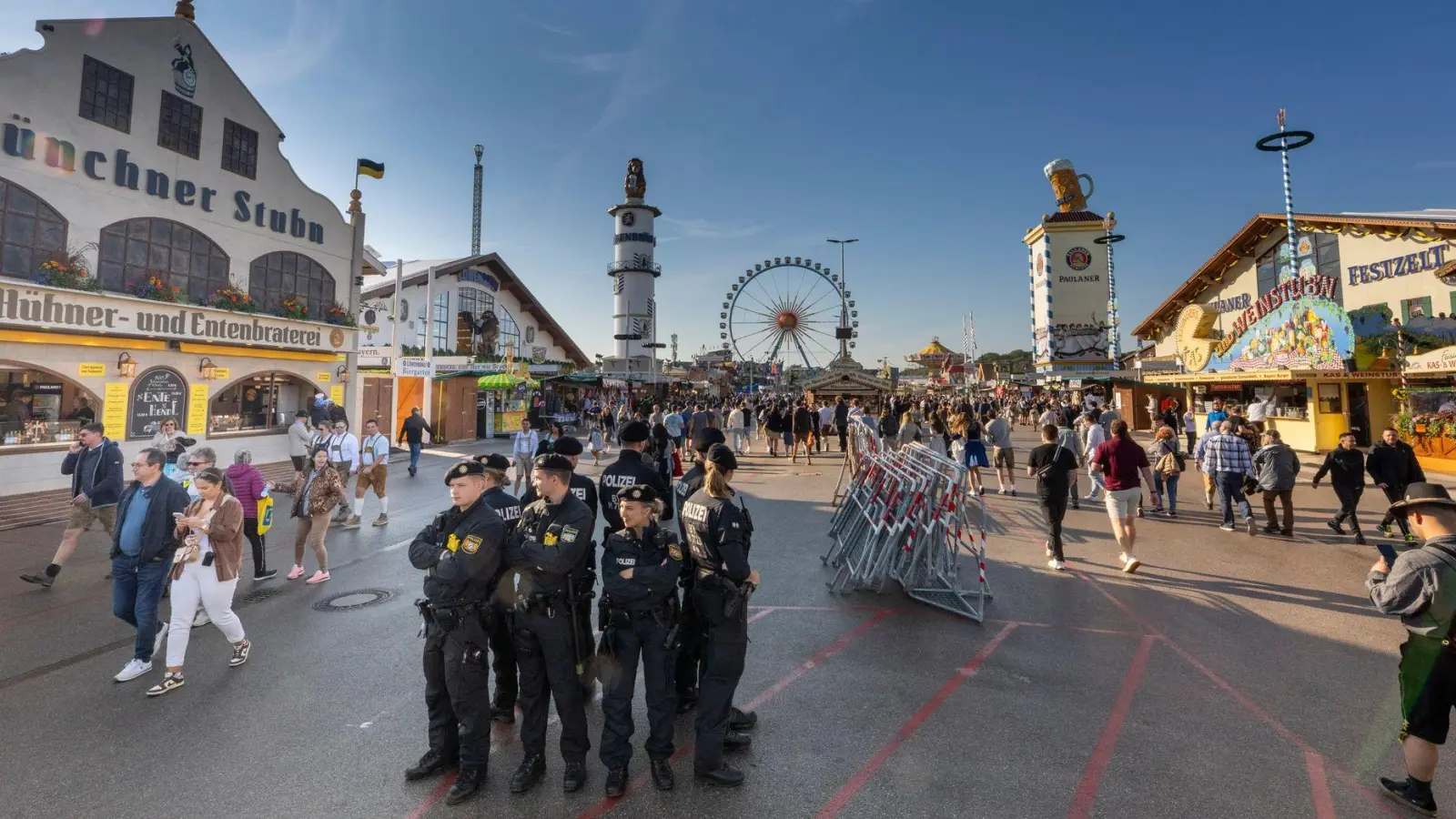 Der klagende Wirt will erreichen, dass die Stadtverwaltung den mutmaßlich sehr lukrativen Betrieb der großen Festzelte europaweit ausschreibt. (Archivbild)  (Foto: Peter Kneffel/dpa)