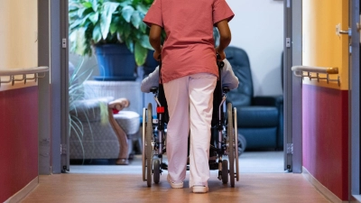 Der Gesundheitsbereich gehört zu den ganz wenigen Wirtschaftszweigen, in denen noch neue Jobs entstehen. (Symbolbild)  (Foto: Marijan Murat/dpa)