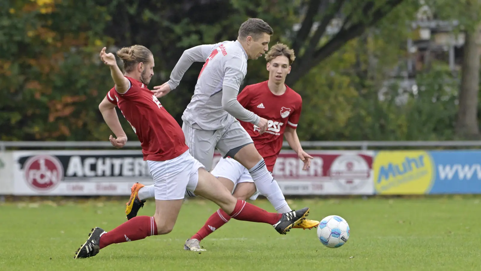 Mit dem 4:2-Sieg beim SV Arberg (links Fabian Schneider) verteidigte der SC Aufkirchen (Daniel Holzmann) seine Tabellenführung. Am Sonntag müssen die Aufkirchener zum FC Schwand, der SVA empfängt zur gleichen Zeit den TSV Greding. (Foto: Martin Rügner)