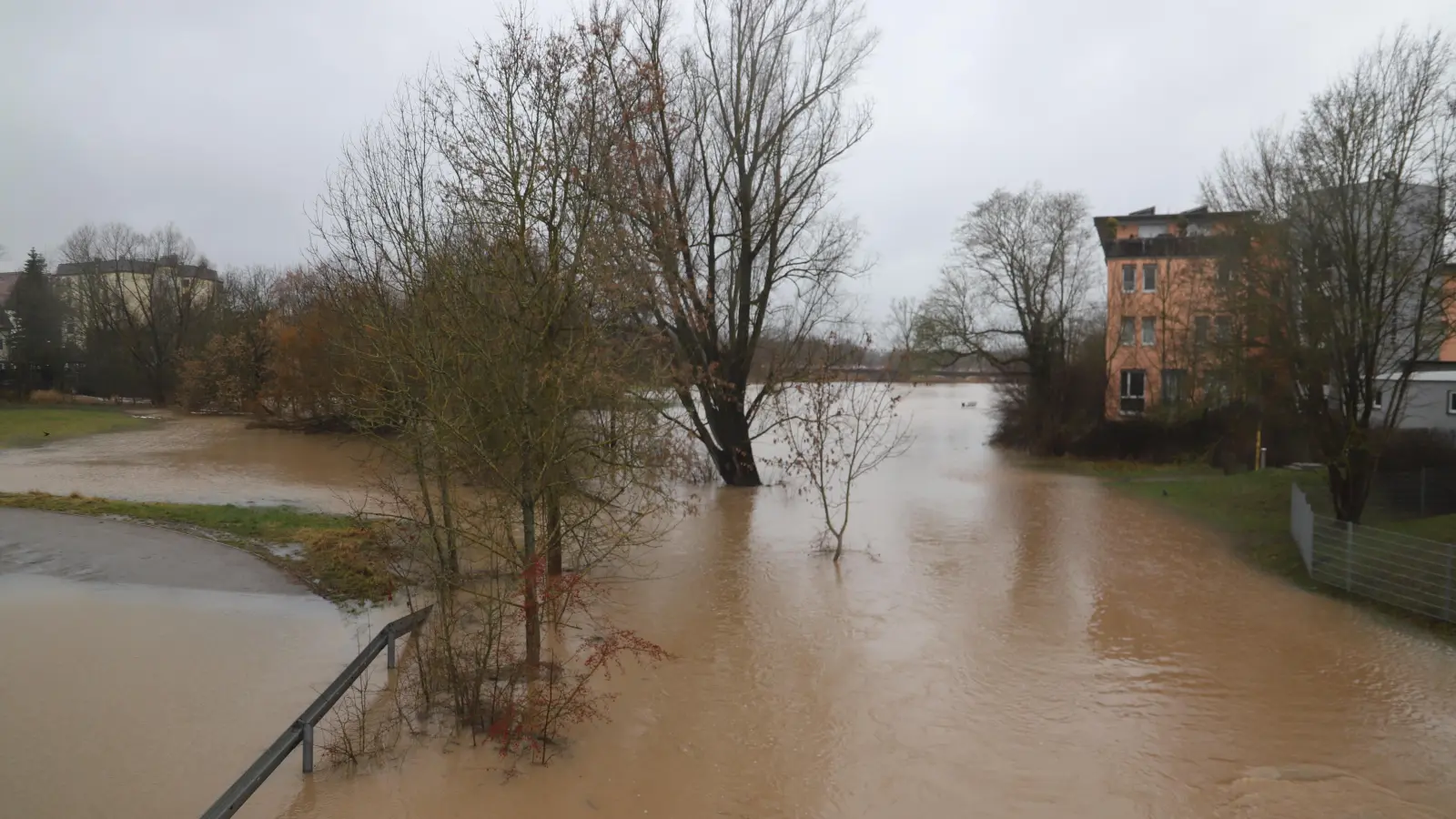 Hochwasser einen Tag vor Heiligabend: die Rezat am Kasernendamm in Ansbach. (Foto: Oliver Herbst)