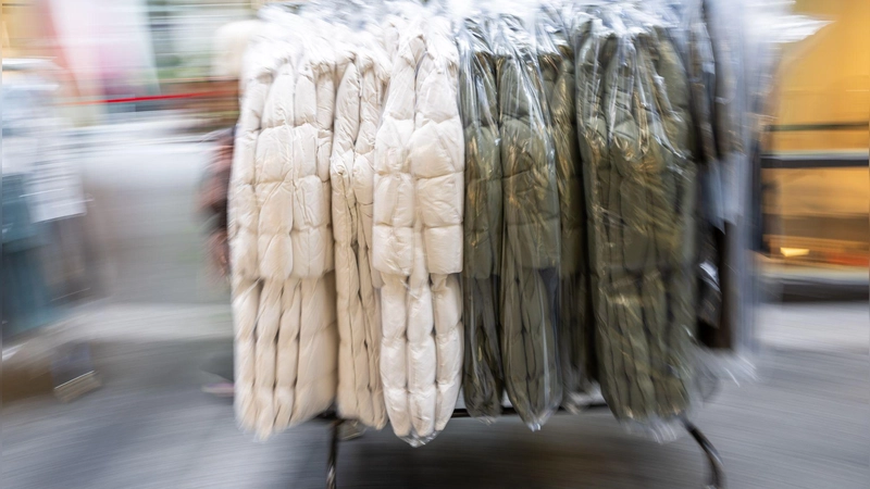 Ab dem 19.7. gilt eine neue EU-Vorschrift: Große Firmen in der EU dürfen ungetragene Kleidung nicht mehr entsorgen. (Symbolbild) (Foto: Peter Kneffel/dpa)