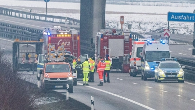 Die Autobahn 3 wurde nach dem Fund in beide Richtungen gesperrt.  (Foto: Armin Weigel/dpa)