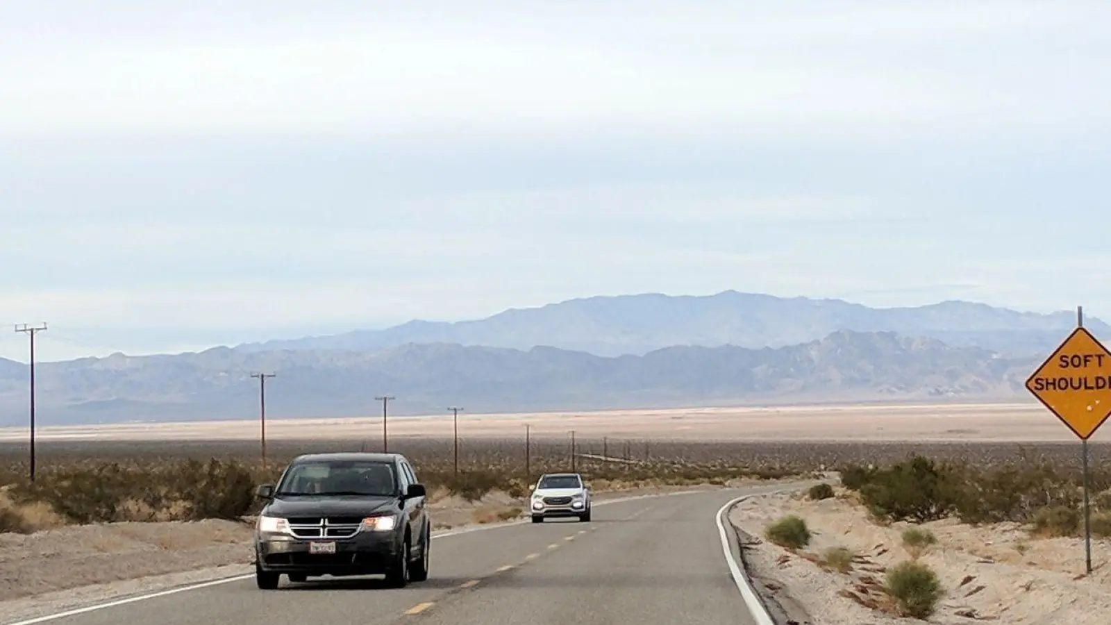 Roadtrip durch die Mojave-Wüste: In den USA hat man lieber einen internationalen Führerschein dabei, da der deutsche Führerschein allein dort nicht anerkannt werden muss. (Foto: Andrea Warnecke/dpa-tmn)