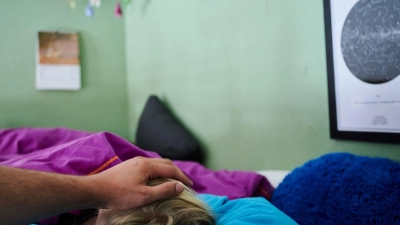 Ein Limit an Fehltagen wegen eines kranken Kindes gibt es nicht - doch der Arbeitgeber kann irgendwann nachhaken. (Foto: Annette Riedl/dpa/dpa-tmn)