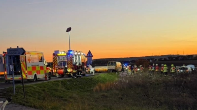 Das Auto wurde durch die Wucht des Aufpralls von der Straße geschleudert. (Foto: Feuerwehr Rothenburg/Jürgen Holstein)