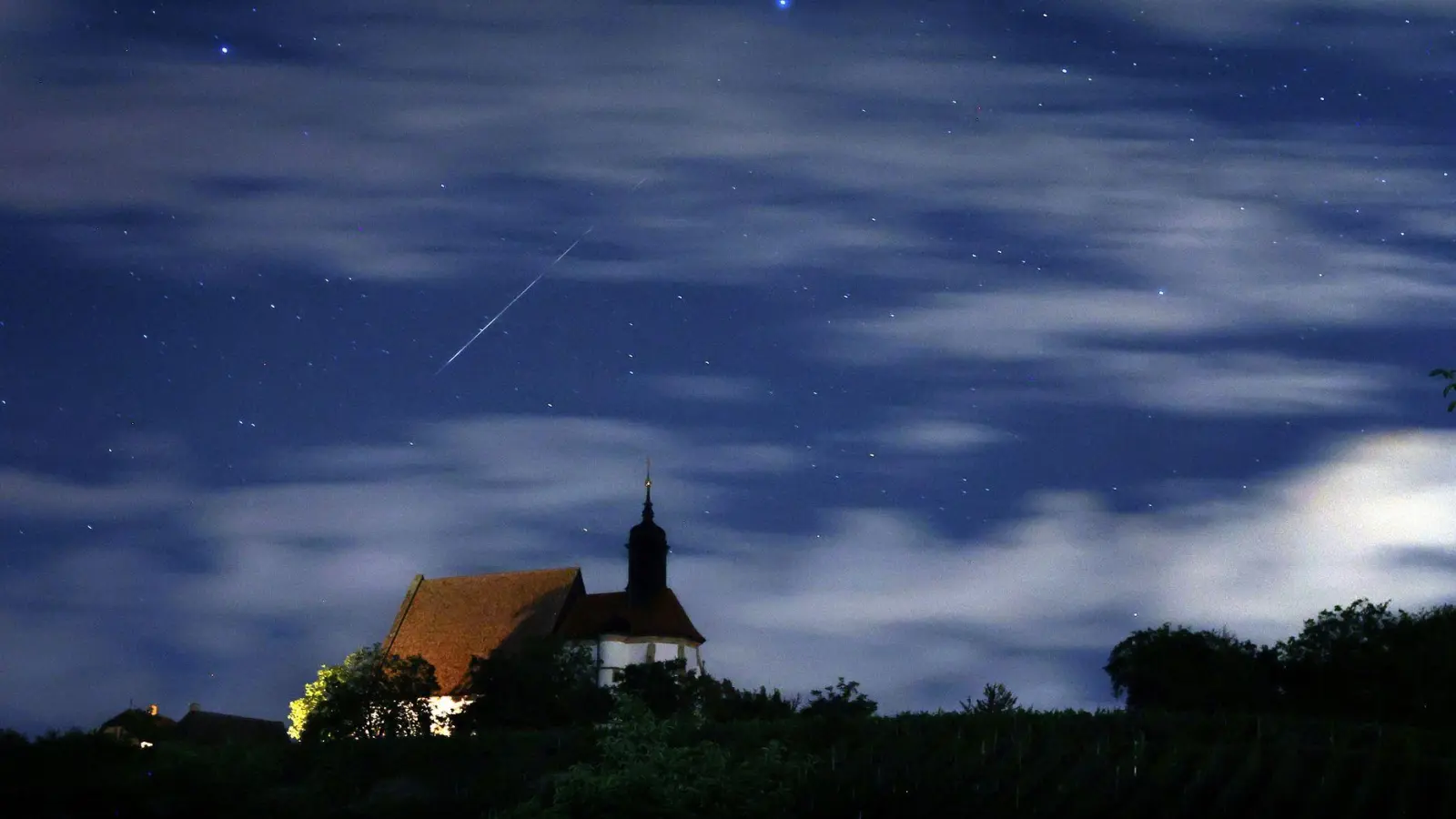 Die Perseiden gehören zu den bekannsten Meteorenstömen. Bereits jetzt könnten Sternschnuppen davon zu sehen sein. (Foto: Karl-Josef Hildenbrand/dpa)