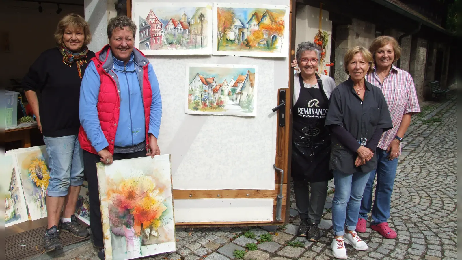 Fünf Frauen auf Mal-Urlaub in Dinkelsbühl (von links): Gaby Rühling, Brigitte Moucha, Petra Rackow, Edith Schäfer und Ute Hafen vor dem Atelier von Art + Farbe im Alten Bauhof in Dinkelsbühl. (Foto: Jasmin Kiendl )