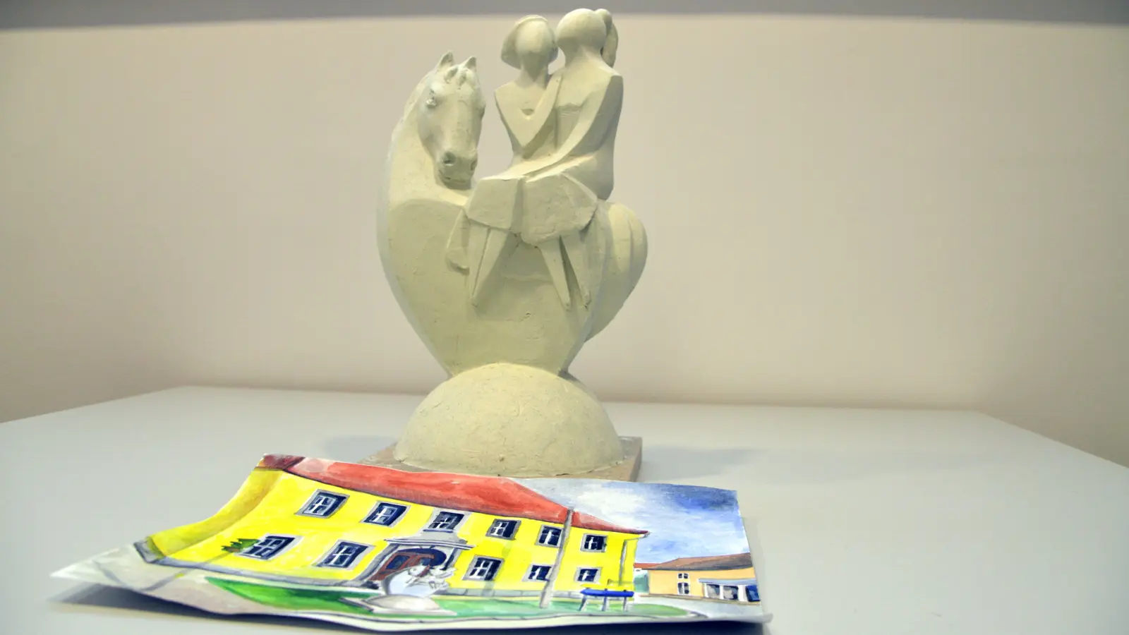 Oben das kleine Modell der geplanten Skulptur, unten die Zeichnung am angedachten späteren Standort: Azar Valizada würde Uffenheim gerne künstlerisch weiter aufwerten. (Foto: Johannes Zimmermann)