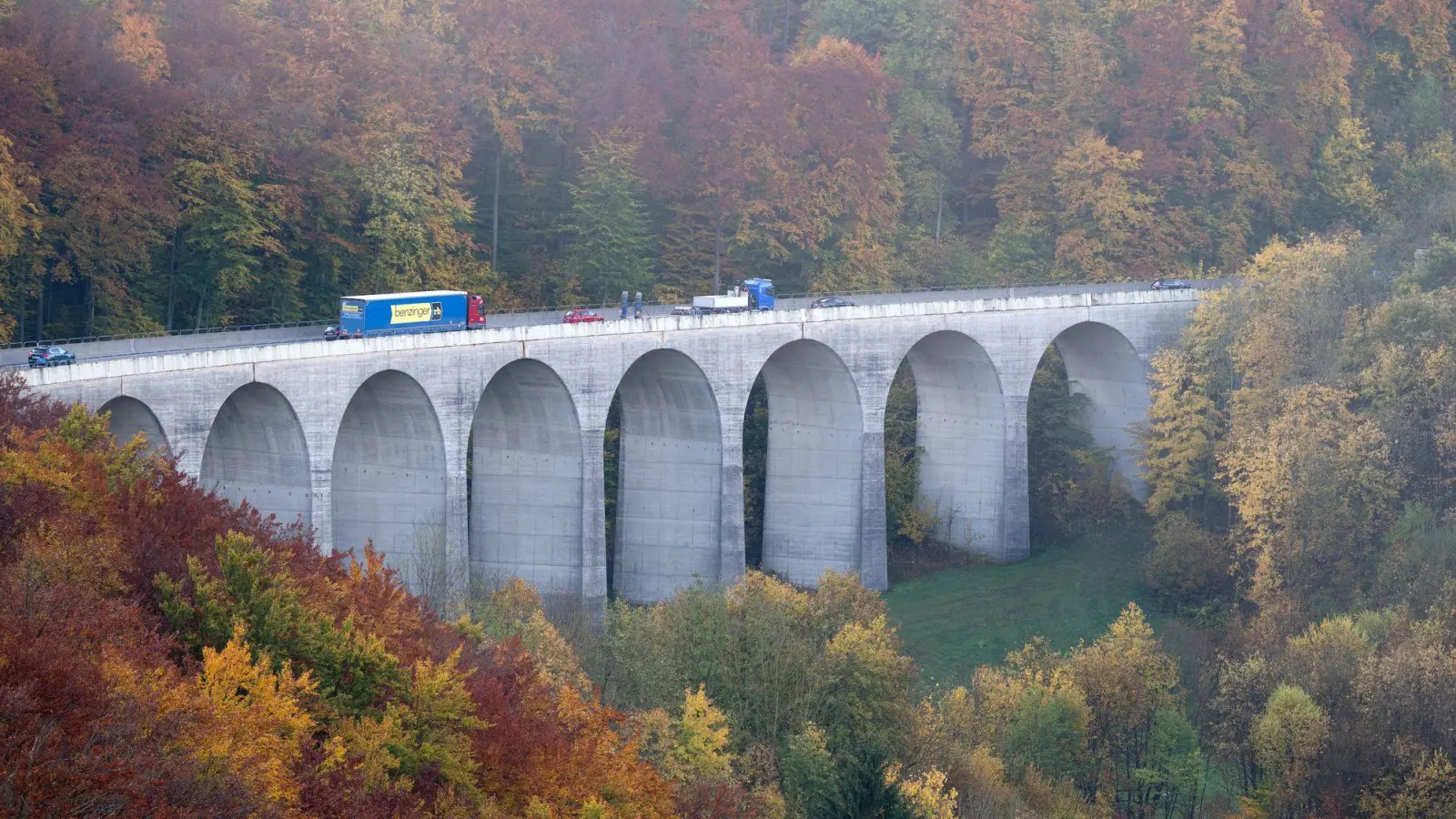Die Autobahn GmbH bittet Autofahrerinnen und Autofahrer, keine Schleichwege zu nutzen und Navi-Systeme auszuschalten. (Archivbild) (Foto: Bernd Weißbrod/dpa)