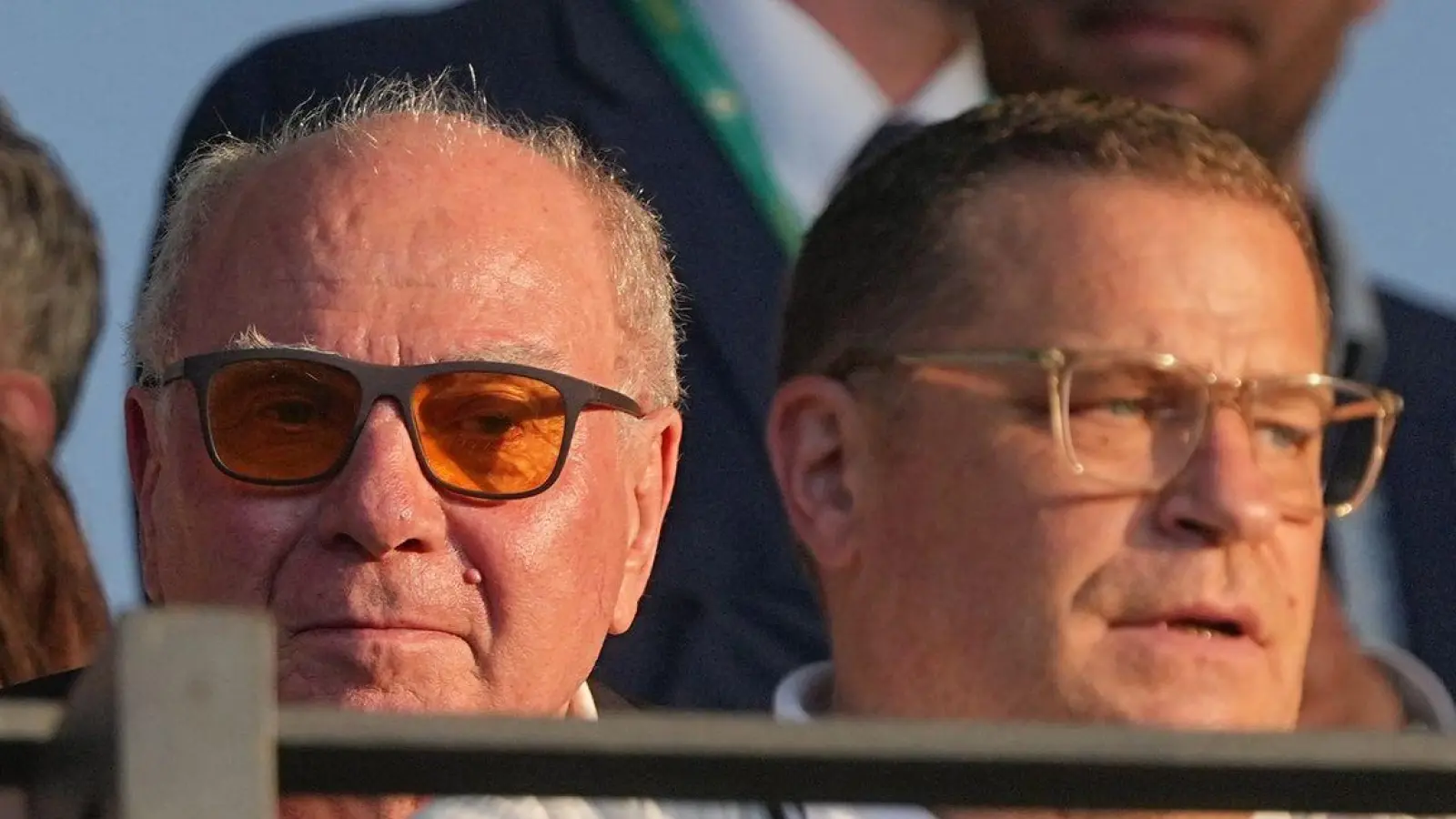 Max Eberl (r) verfolgt das Pokalfinale auf der Tribüne. Links hinter ihm ist Ehrenpräsident Uli Hoeneß.  (Foto: Michael Kappeler/dpa)