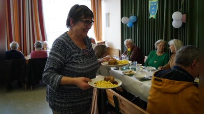 Hilde Emmer gehört zu den insgesamt 27 Ehrenamtlichen, die jeden Donnerstag bei der Aktion „Wärmewinter“ das Essen servieren. (Foto: Nicole Gunkel)