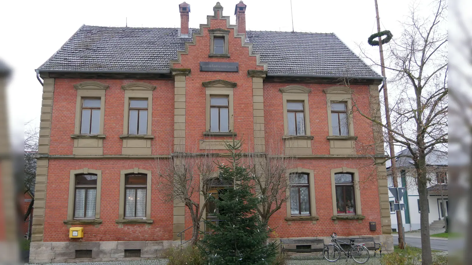 Der markante Backsteinbau wurde vom früheren Bürgermeister Ludwig Dornberger gestiftet. Er wäre ein ideales Dorfgemeinschaftshaus für Ezelheim. (Foto: Ulli Ganter)