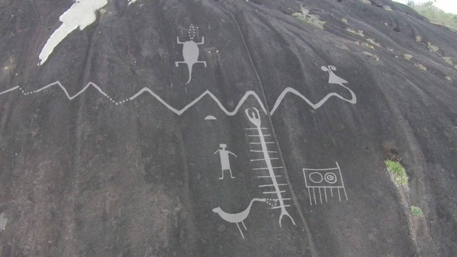 Petroglyphen sind in einen Fels graviert. (Foto: Dr Philip Riris/dpa)