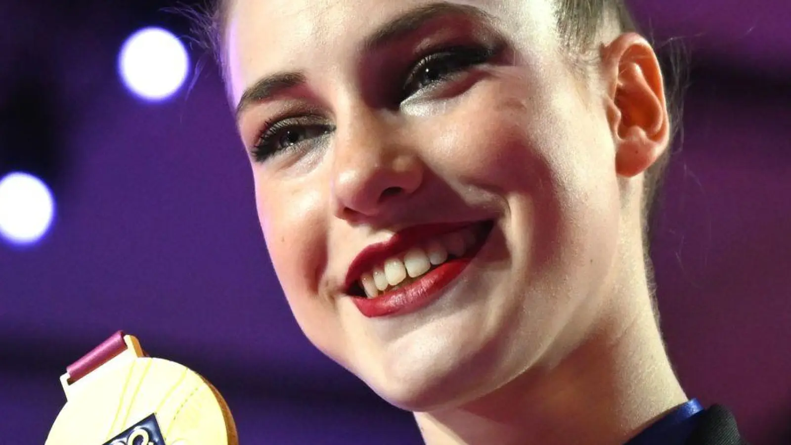 Darja Varfolomeev zeigt ihre Goldmedaille. (Foto: Marijan Murat/dpa)