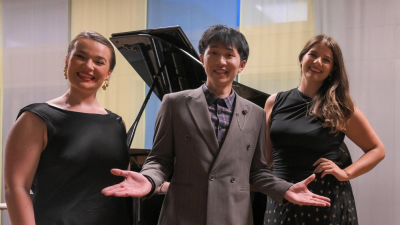 Nach einem gelungenen Abend vor dem Flügel: die Sopranistin Breanna Stuart, der Tenor Hao Li und die Mezzosopranistin Kristina Fekonja (von links. (Foto: René Chlopotowski)