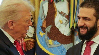 Warmer Händedruck für den Übergangspräsidenten: Trump und al-Scharaa im Weißen Haus. (Foto: HOGP/AP/dpa)