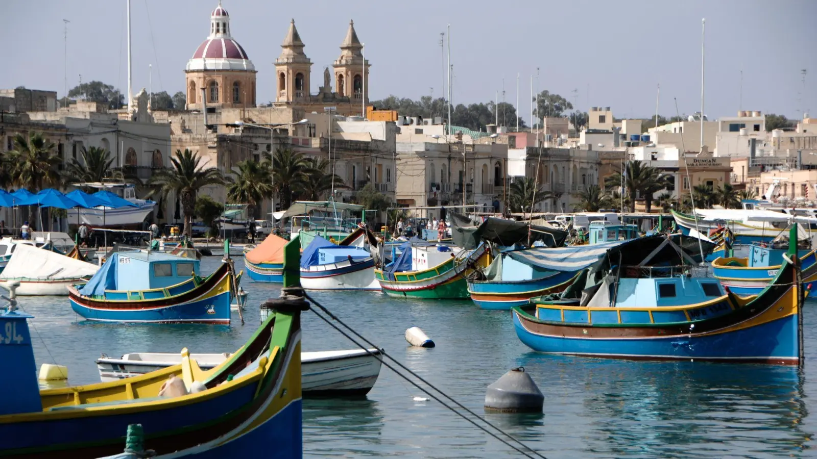 Fischerboote am Hafen in Marsaxlokk. (Foto: viewingmalta.com/dpa-tmn)