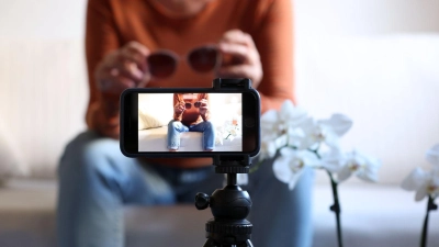 Wie lange ein Kind als Influencer vor der Kamera arbeiten darf, ist gesetzlich geregelt. Auch mit Urheberrechten sollten sich Kind und Eltern auskennen.  (Foto: Karl-Josef Hildenbrand/dpa/dpa-tmn)