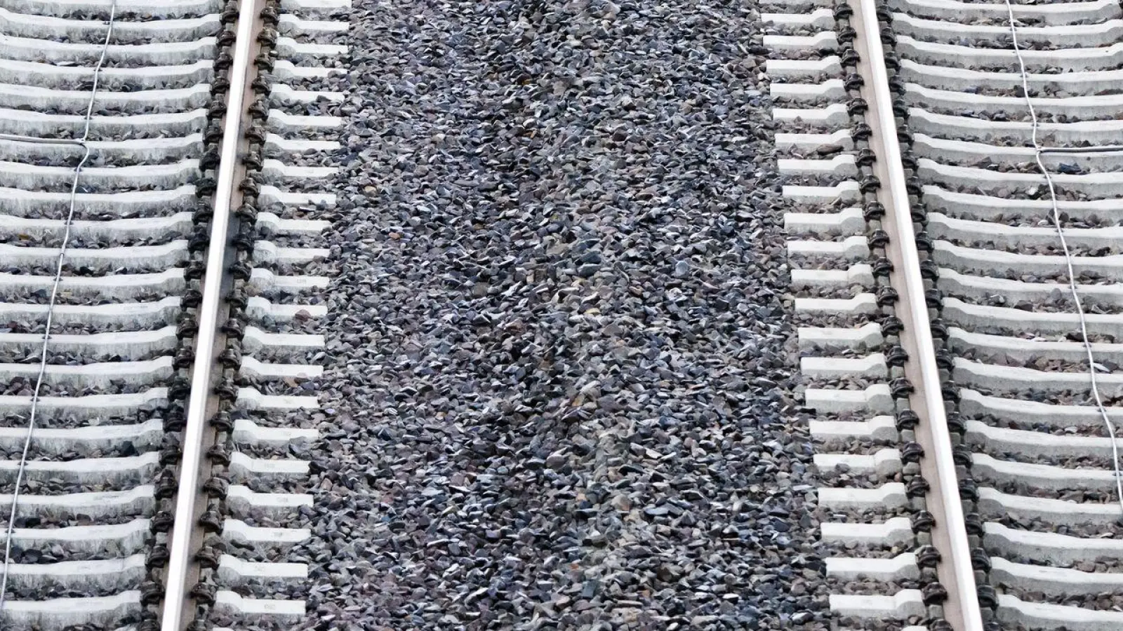 Die Schienen können sich bei extremer Hitze verziehen. (Symbolbild) (Foto: Julian Stratenschulte/dpa)