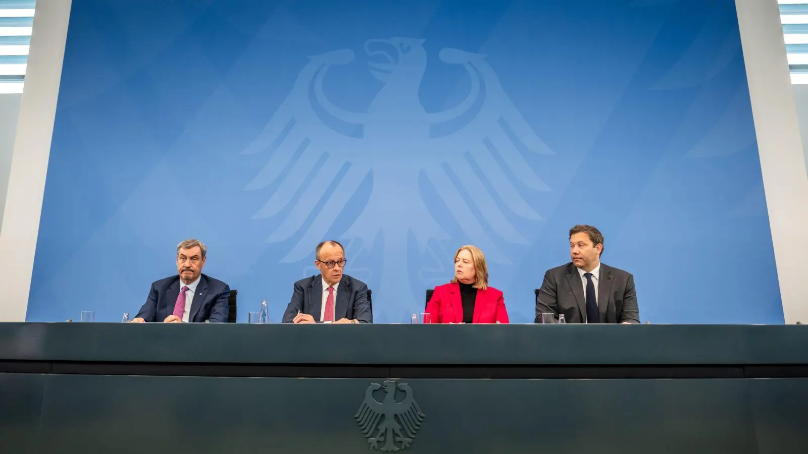 Zum Schluss dürfte es wieder eine Pressekonferenz geben. (Foto: Michael Kappeler/dpa)