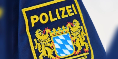 Zwei Polizisten aus Heilsbronn sind bei einem Einsatz in Neuendettelsau in einen Kampf mit einem 46-Jährigen geraten, wobei einer von beiden gewürgt wurde. Der Angreifer steht nun vor Gericht. (Symbolbild: Jim Albright)