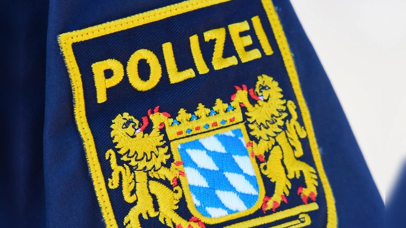 Zwei Polizisten aus Heilsbronn sind bei einem Einsatz in Neuendettelsau in einen Kampf mit einem 46-Jährigen geraten, wobei einer von beiden gewürgt wurde. Der Angreifer steht nun vor Gericht. (Symbolbild: Jim Albright)