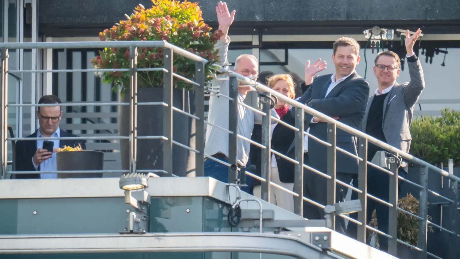 In einer Pause kommen Verhandler von Union und SPD auf eine Terrasse an der Spree. (Foto: Michael Kappeler/dpa)