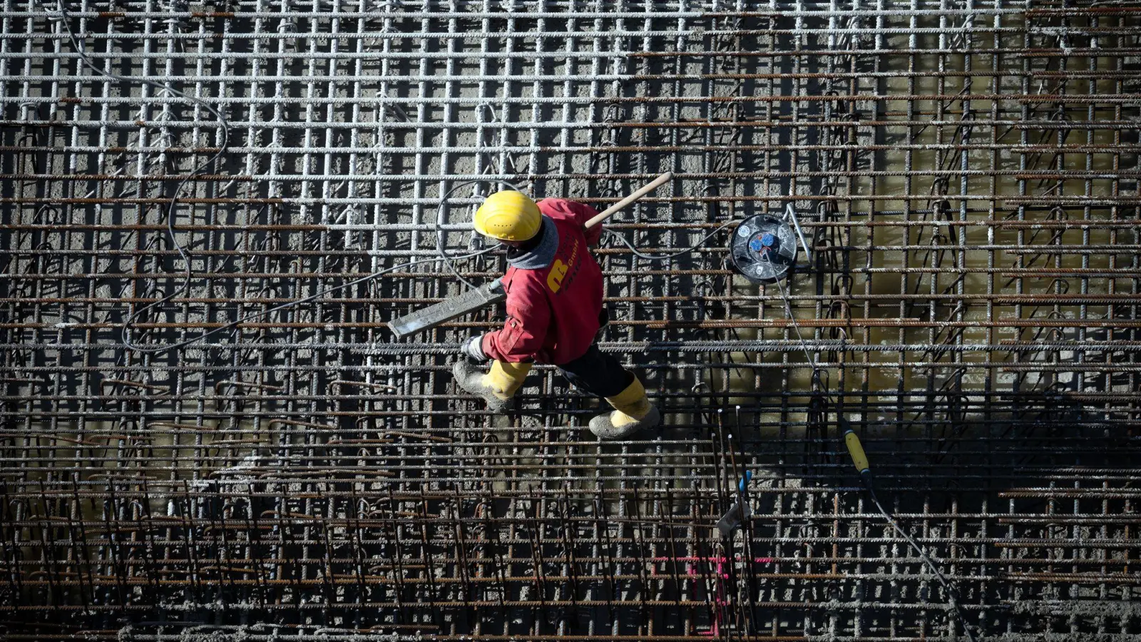 Die Unternehmen in Deutschland wollen dem Ifo zufolge weniger Jobs abbauen (Foto: Soeren Stache/dpa)