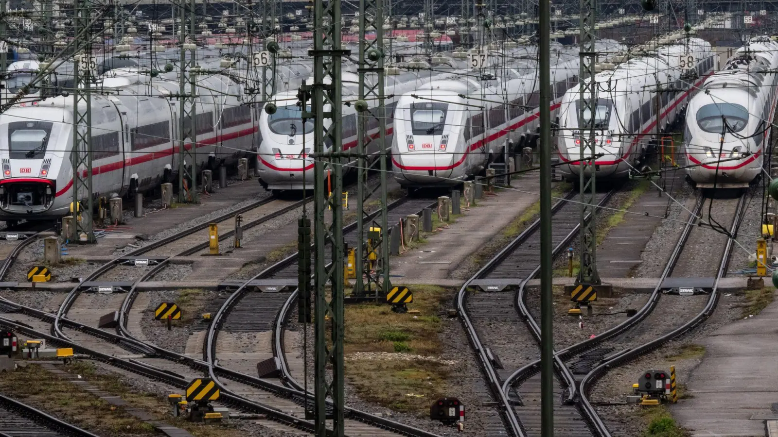 Mehr als 320 internationale Verbindungen hat die Bahn mit dem neuen Fahrplan im Angebot. (Archivbild) (Foto: Peter Kneffel/dpa)